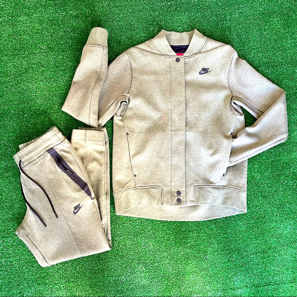 NIKE 2 Piece set - Jacket and Joggers